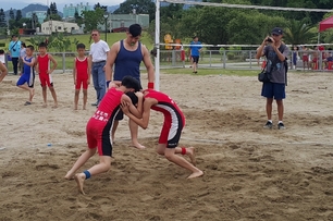 小小選手全力以赴　北市青年盃沙灘角力賽開打