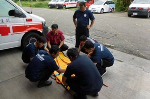強化救助能力　嘉市蘭潭消防局辦理捲式擔架操作訓練
