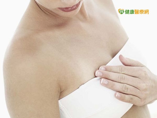 摸到乳房硬塊疑罹癌　竟是隆乳莢膜攣縮