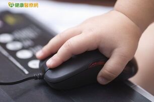 上樑不正下樑歪！　爸媽玩手機、孩子玩網路