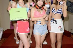 台北多媒體展 比基尼學生妹爆乳泳池秀防水新品