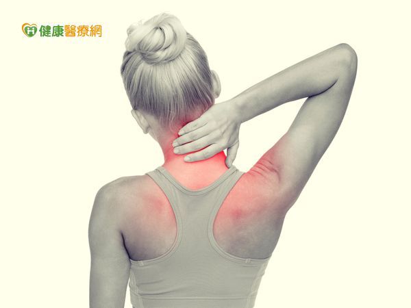 肩頸痠痛主因有四　快看你是哪一種？