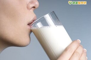 喝牛奶防骨鬆？　這三種食物含鈣量比牛奶高