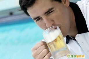 喝酒放鬆紓壓　過量恐傷肝致癌