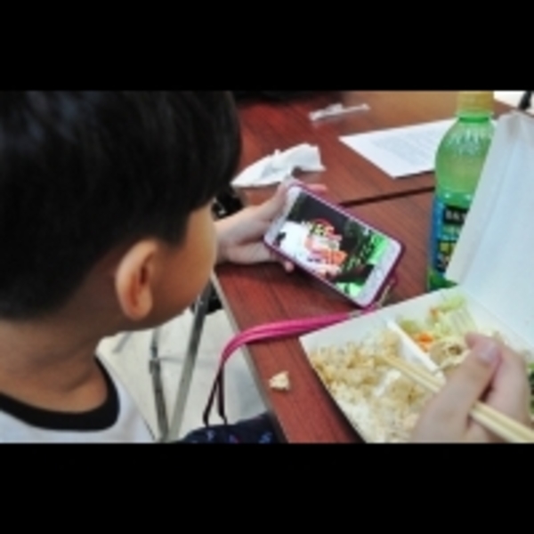 看3Ｃ產品太近太久　7歲許小妹近視度數飆升