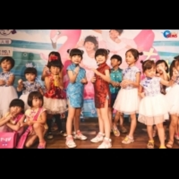 左左右右高雄教舞嗨翻　踢腿大露蕾絲安全褲