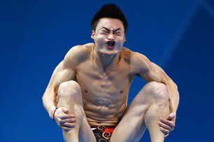 奧運瘋！強國男子挑戰25公尺跳水，是否可以成功呢...........................