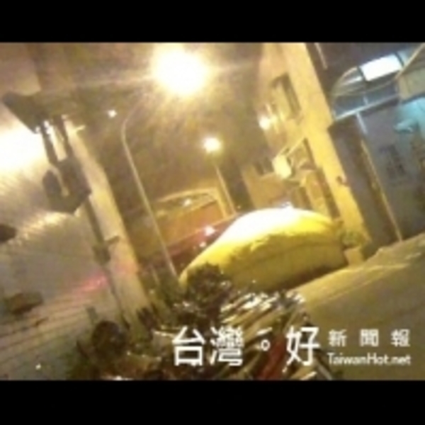 女子獨坐頂樓圍牆欲輕生　警獲報即時搶救阻憾事