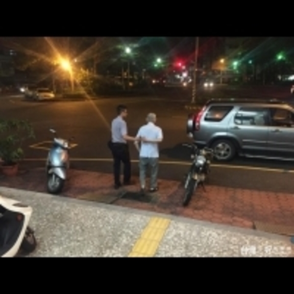 騎車百里尋家竟人事已非　老翁情緒低落當場昏厥