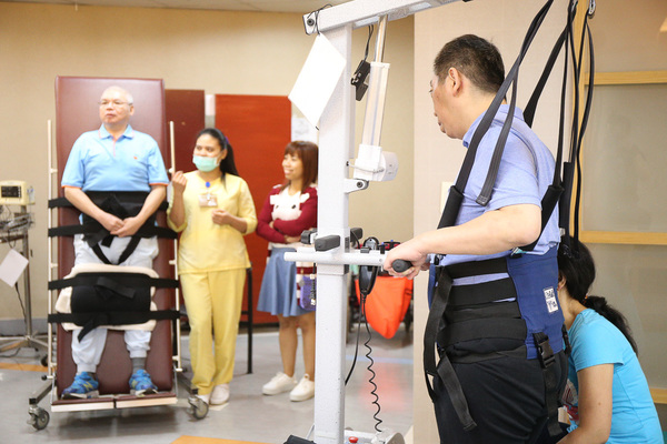 全球頂尖 ！萬華醫院 首獲國際復健權威CARF認證