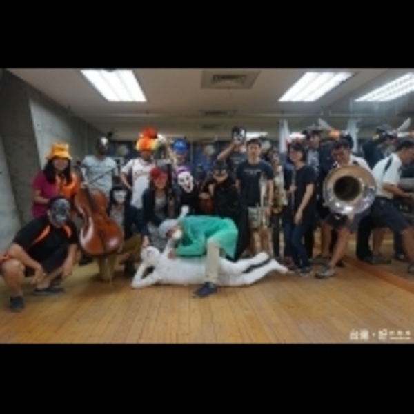 「萬聖節驚魂記」　樂團變裝搞鬼上台演奏