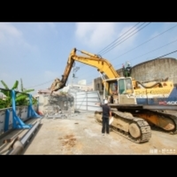 市府拆除豐原東億紙廠違建　業者不滿右手同意左手拆