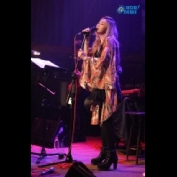 好姊妹張芸京送「戰袍」 藍又時酥胸半開性感開唱