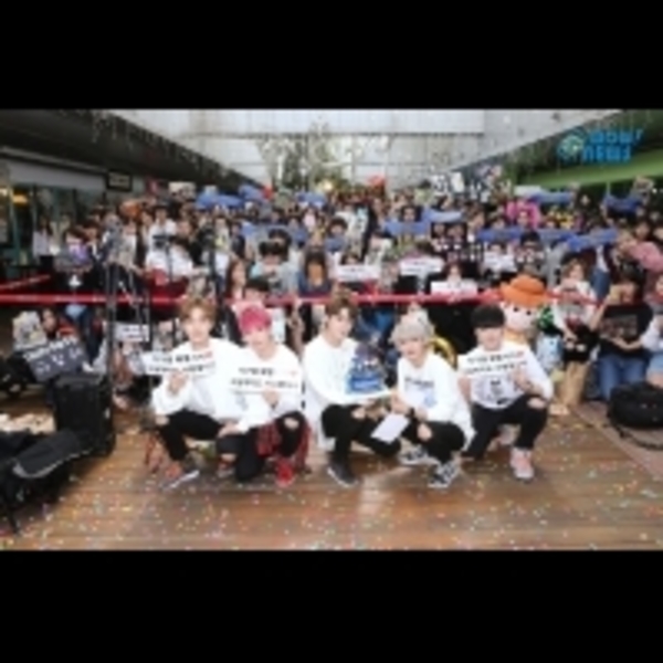 UNIVERSE世界少年簽名見面會 家人們隔海鼓勵 五位成員男子淚掉不停