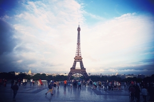 《在巴黎，過美好的一天》。肆一