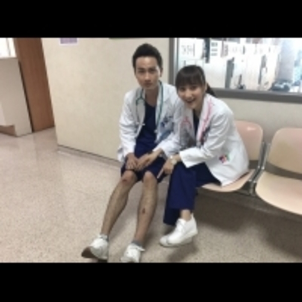 張捷第一次到民視汐止棚就摔進大水溝裡？！《實習醫師鬥格》幕後花絮超有趣～～