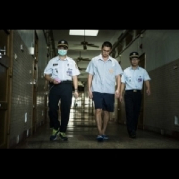 「大魔王」吳慷仁現身台南監獄超逼真　為《麻醉風暴2》增胖30公斤，連管理員都是真的！