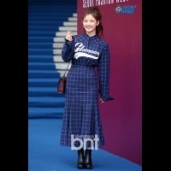 韓彩英等亮相時裝周 素雅端莊氣質出眾