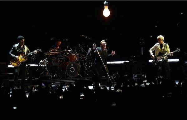 超級搖滾天團U2 2015巡迴演唱會橫掃歐美 十年來首場室內演出　溫哥華搶先登場 主唱波諾一掃骨折陰霾　大秀吉他宣告復出