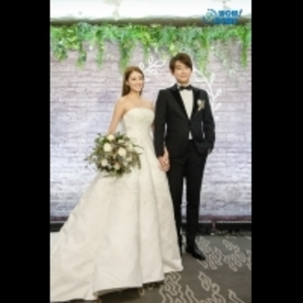 賴琳恩平口經典婚紗現身笑稱性感留給伴娘 陳乃榮重現求婚歌以及多首組曲