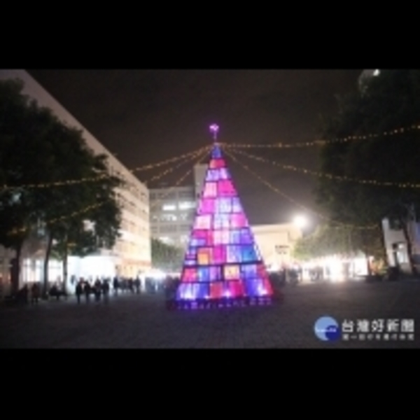 南開科大學生發揮創意　全國唯一蒙德里安風格聖誕樹點燈　
