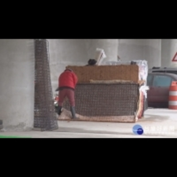 美河市停車場外街友群據　居民盼有效活化空間