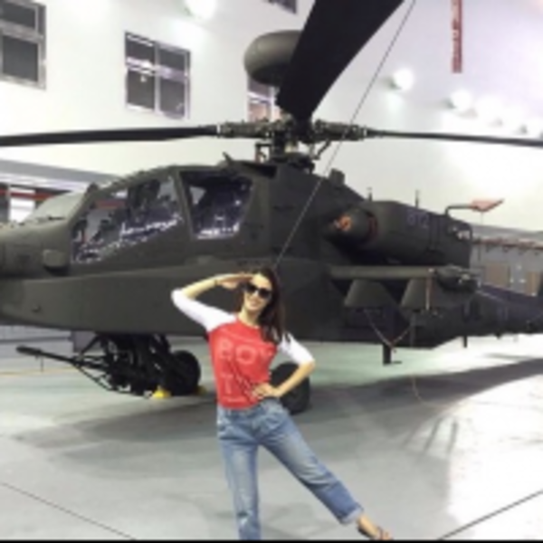 辣妹進F16座艙拍照惹議！阿帕契參訪團後來怎麼了？