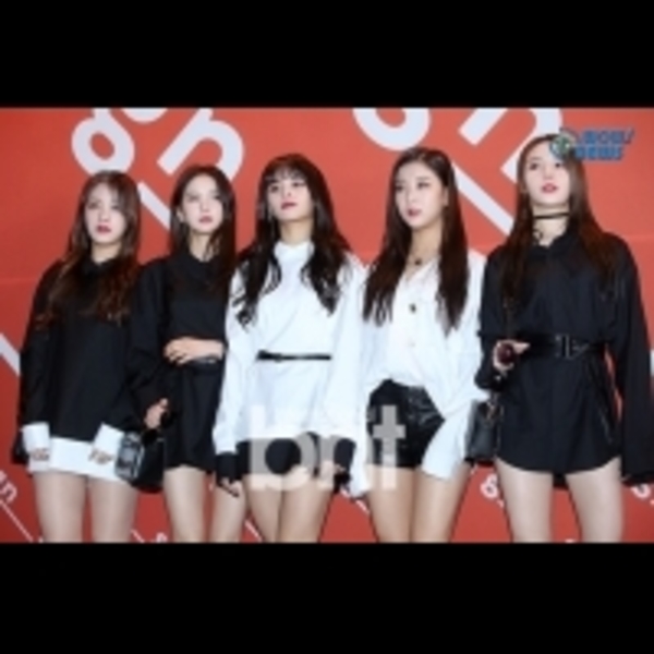 CLC等亮相首爾時裝周 黑白配演繹高冷時尚