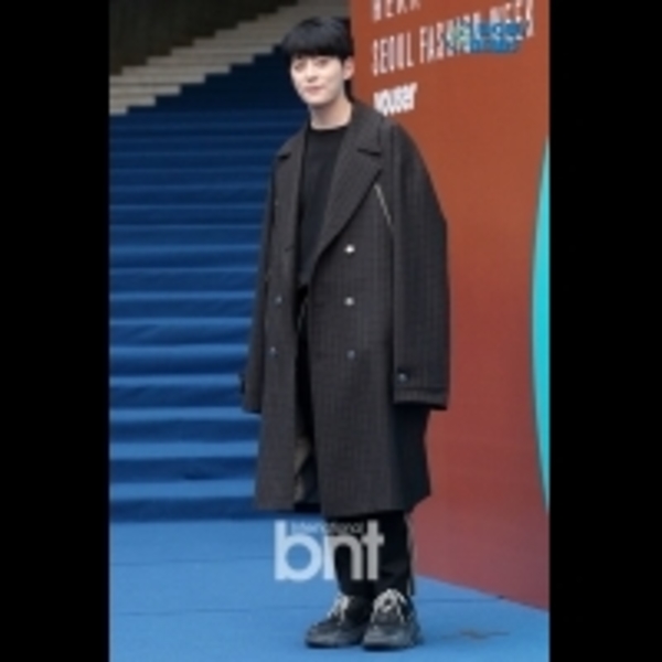 宇宙少女等亮相時裝周 清新甜美靚麗可人