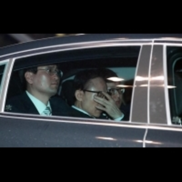 又一卸任總統囚衣上身南韓前總統李明博涉貪腐被捕