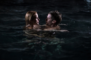 好萊塢星二代崛起！阿諾帥兒與貝拉索恩水中裸身談情耍浪漫