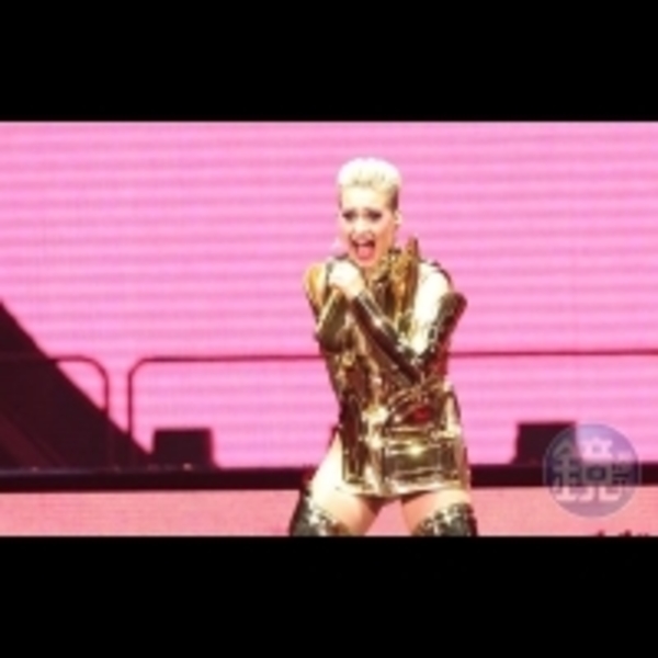 凱蒂佩芮黃金bra甲開唱　「敏感」嗑小籠包