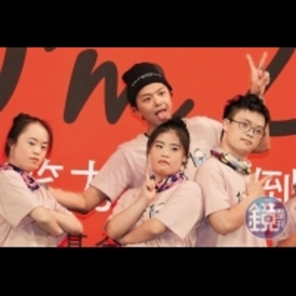 小鬼、妞妞約會被拍　3年戀情好得很