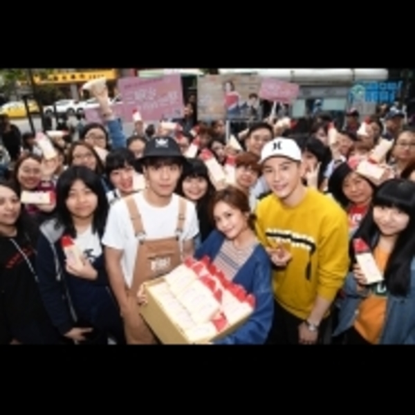 張立昂、葉星辰、子閎上街頭暖送早餐 為「三明治女孩」加油打氣