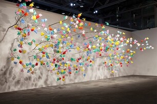 塑膠袋不要丟 手上拎的變身成藝術館裡的七彩塑膠袋樹