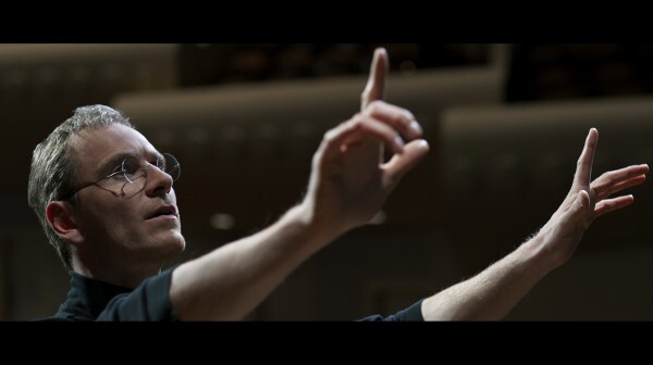 《史帝夫賈伯斯》預告片釋出 麥克法斯賓達重現Steve Jobs獨特魅力