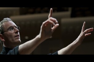 《史帝夫賈伯斯》預告片釋出 麥克法斯賓達重現Steve Jobs獨特魅力