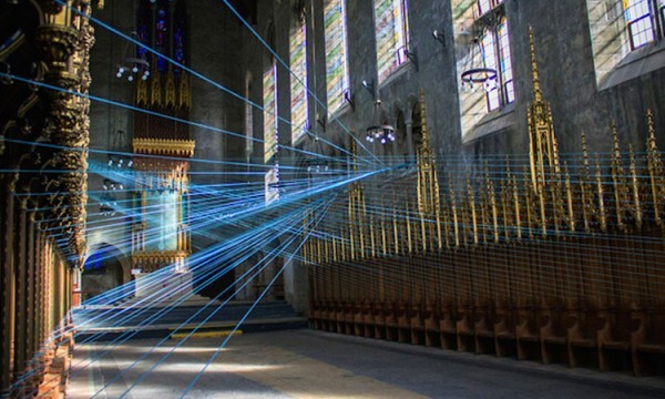 是神蹟嗎？！教堂裡的藍色光束重現建築美景