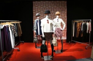 GU2015秋冬東京展示會 搭上時光機 重返經典時尚年代
