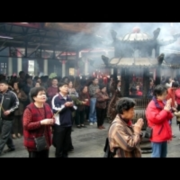 才四、五年，她就因為執迷於靈修而導致小孩、丈夫、親戚紛紛離開……將錢砸在看不到的世界並非實修，而是迷信