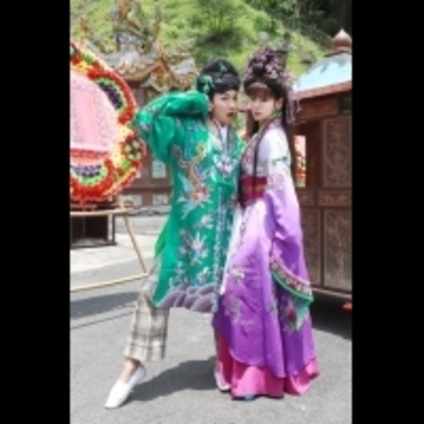 《大時代》動員近300人，神還原60年代廟會野台歌仔戲！江祖平、邱琦雯歌仔戲裝扮登場，吸引全場目光...