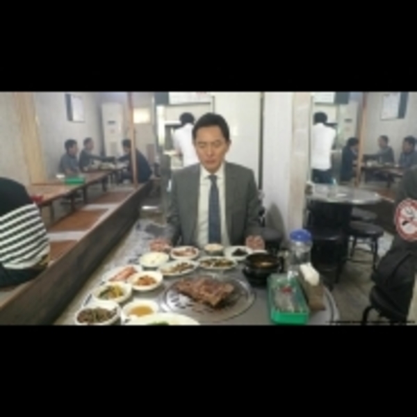 孤獨的美食家出差到韓國五郎大叔狂嗑燒肉停不下來