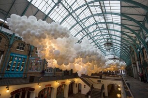 【影片】令人心跳不已的倫敦設計節！柯芬園驚見綿延45公尺長的氣球白雲！