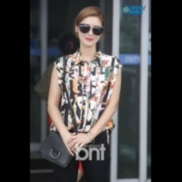 金成鈴現身仁川機場前往馬爾代夫拍攝畫報