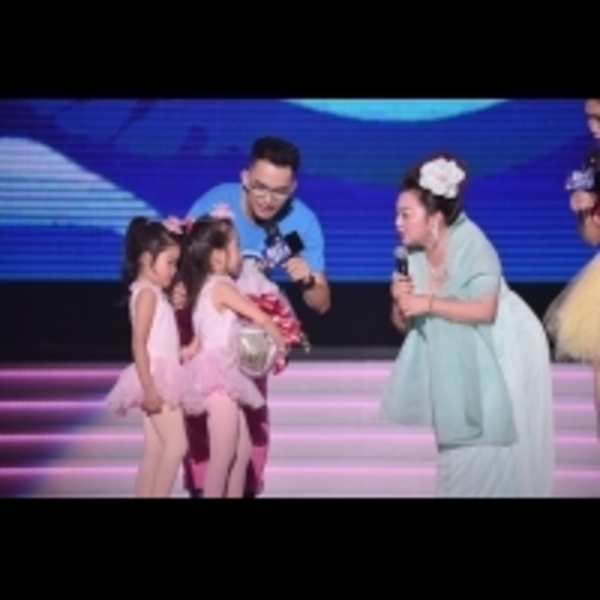 白冰冰「花蓮」領萬人跳廣場舞　小粉絲高喊奶奶好　她直呼：我真正變恁阿嬤咧！