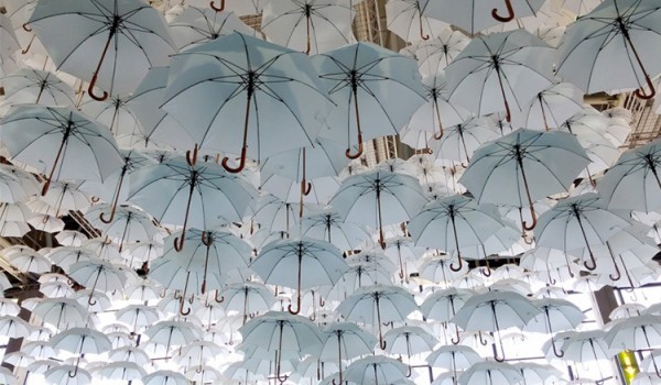在芬蘭綻開的白色傘海 1100隻白色雨傘點亮北歐年度設計盛事
