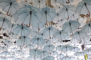在芬蘭綻開的白色傘海 1100隻白色雨傘點亮北歐年度設計盛事
