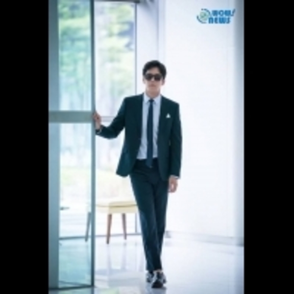 《你的管家》幕後照公開河錫辰完美正裝現身