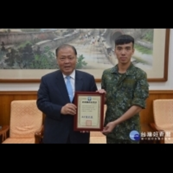 澎防部上兵機上救人　陳光復頒獎肯定義舉