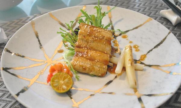 鐵板與酒的完美融合 活跳於鐵板上的鰻魚料理